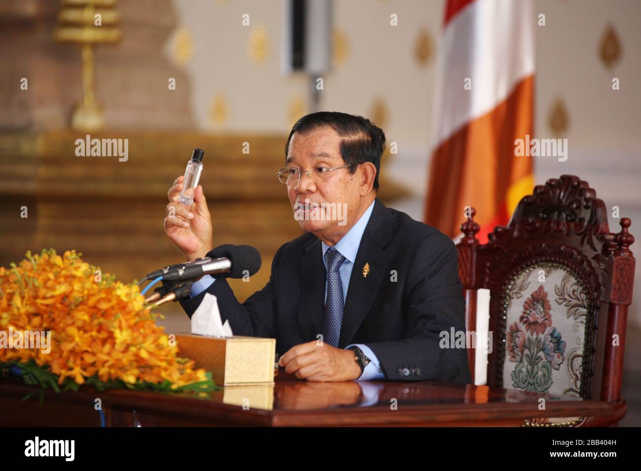 Phnom Penh. 30 de marzo de 2020. El primer Ministro camboyano Samdech Techo Hun Sen muestra una botella de desinfectante de manos a base de alcohol durante una conferencia de prensa en Phnom Penh, Camboya, el 30 de marzo de 2020. Hun Sen dijo el lunes que el gobierno ha finalizado un proyecto de ley para poner al país en estado de emergencia en respuesta a la propagación del COVID-19. Crédito: Li Lay/Xinhua/Alamy Live News Foto de stock
