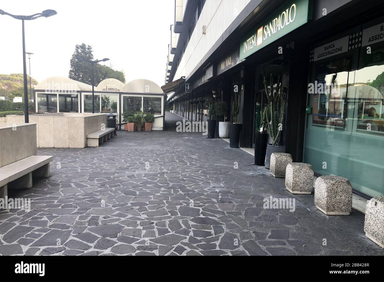 ROMA, ITALIA - 29 DE MARZO de 2020: Una vista de una calle durante la cuarentena en medio de la pandemia de COVID-19. El 8 de marzo de 2020, el gobierno italiano ordenó cerrar todos los museos, sitios arqueológicos e instituciones culturales; a partir de marzo de 12, el país está en pleno cierre con todas las tiendas, bares y restaurantes cerrados, excepto las tiendas de comestibles y farmacias. Se prohíbe caminar afuera con ciertas excepciones. Vera Shcherbakova/TASS Foto de stock