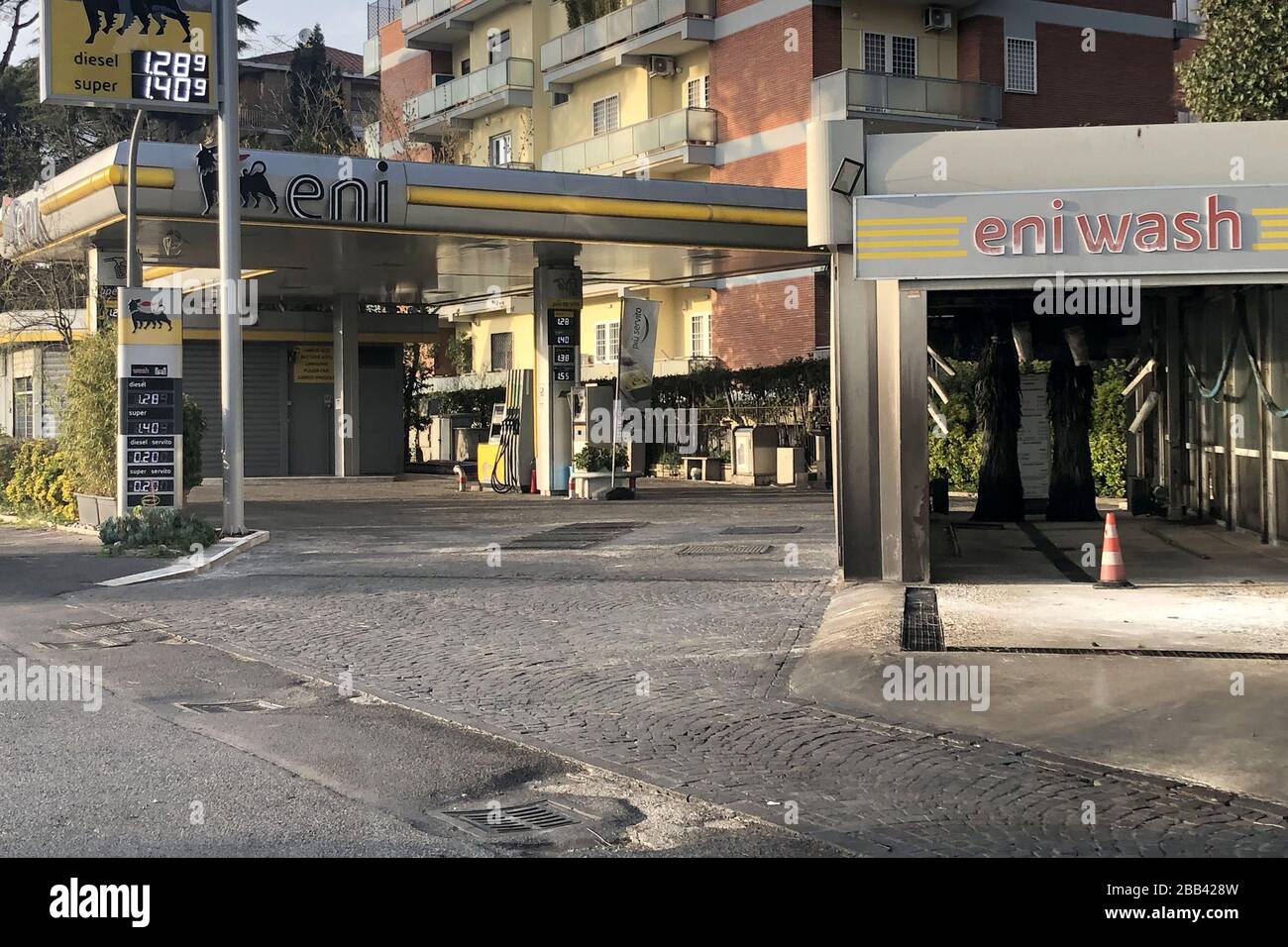 ROMA, ITALIA - 29 DE MARZO de 2020: Una vista de una calle durante la cuarentena en medio de la pandemia de COVID-19. El 8 de marzo de 2020, el gobierno italiano ordenó cerrar todos los museos, sitios arqueológicos e instituciones culturales; a partir de marzo de 12, el país está en pleno cierre con todas las tiendas, bares y restaurantes cerrados, excepto las tiendas de comestibles y farmacias. Se prohíbe caminar afuera con ciertas excepciones. Vera Shcherbakova/TASS Foto de stock