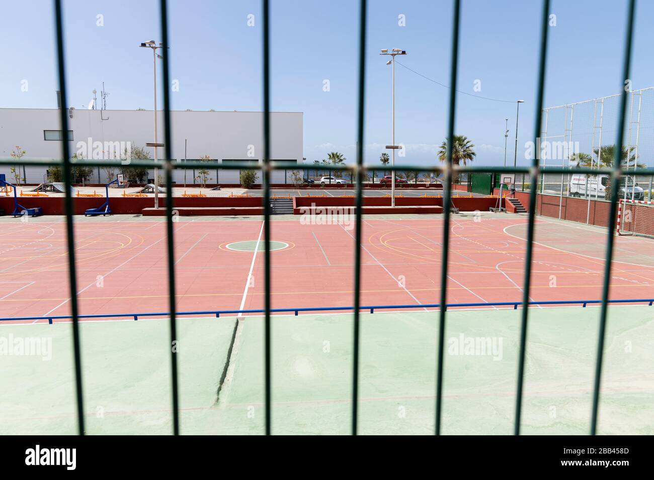 Centro deportivo vacío durante el cierre del coronavirus, normalmente ocupado con jugadores de fútbol o baloncesto. Playa San Juan, Tenerife, Islas Canarias, Foto de stock