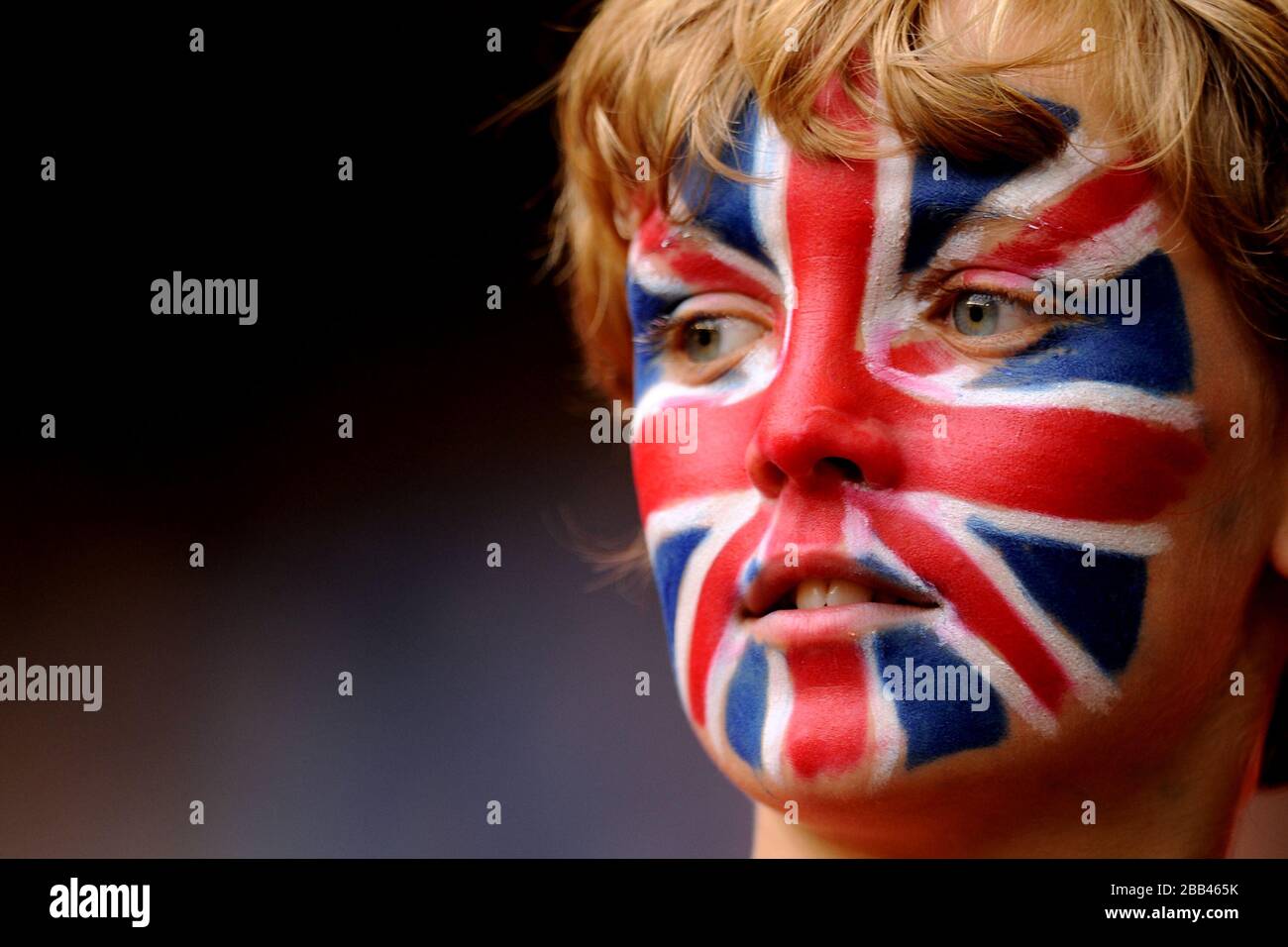 Un fan de Gran Bretaña muestra su apoyo en las gradas antes de los dos juegos del día Foto de stock