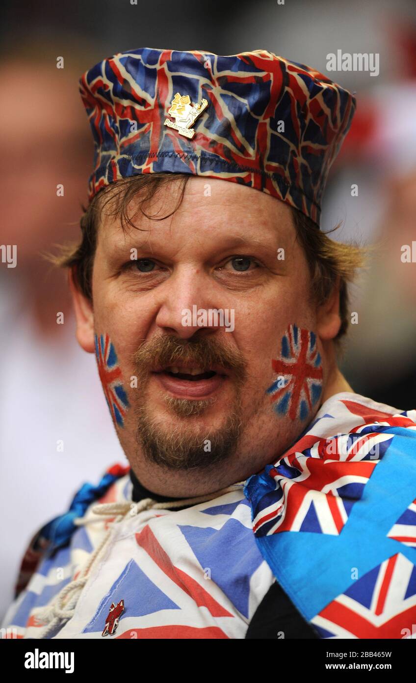 Un fan de Gran Bretaña muestra su apoyo en las gradas antes de los dos juegos del día Foto de stock