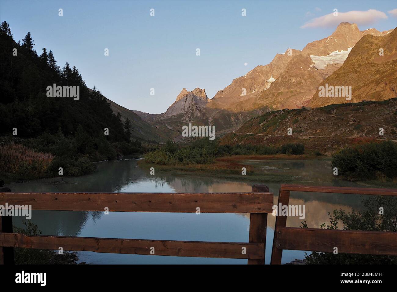 Paisaje alpino cerca del lago Combal, Alpes, Monte Bianco, Valle de Aosta, Italia Foto de stock