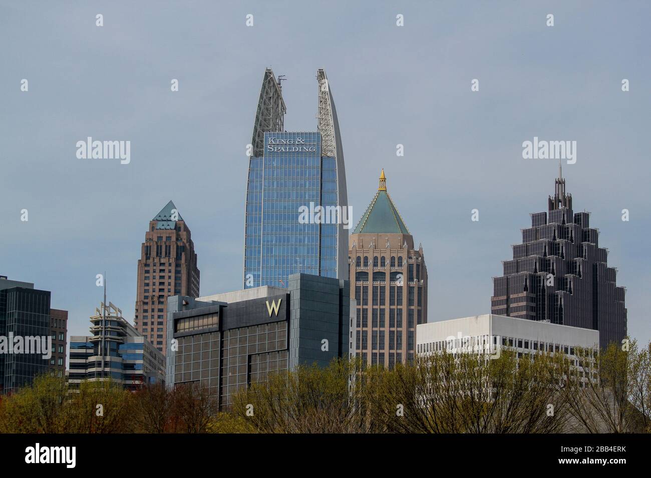 Una vista de rascacielos desde Piedmont Park, Midtown, Atlanta, Georgia, Estados Unidos Foto de stock