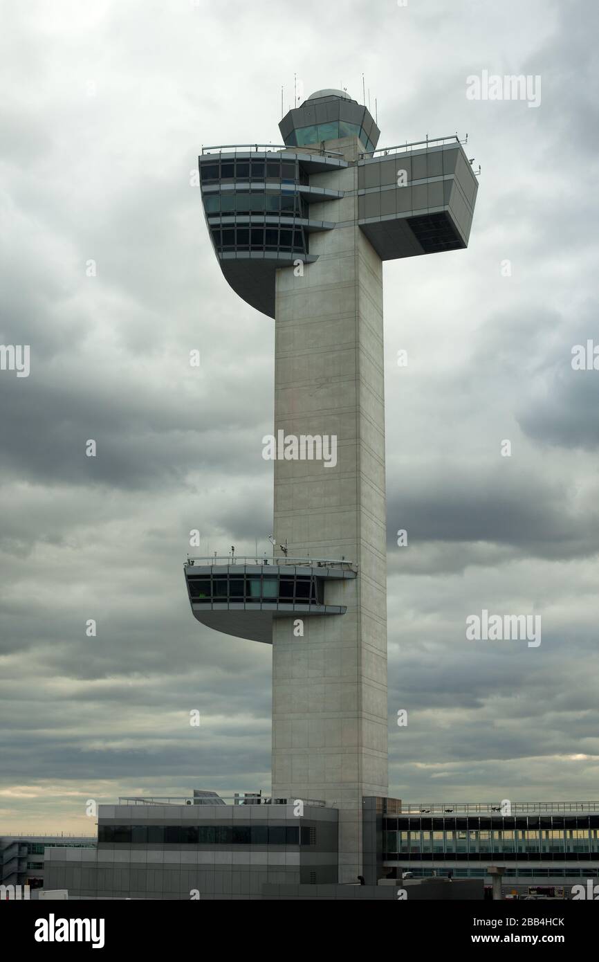 Torre de control en el aeropuerto JFK, Nueva York, NY, Estados Unidos Foto de stock