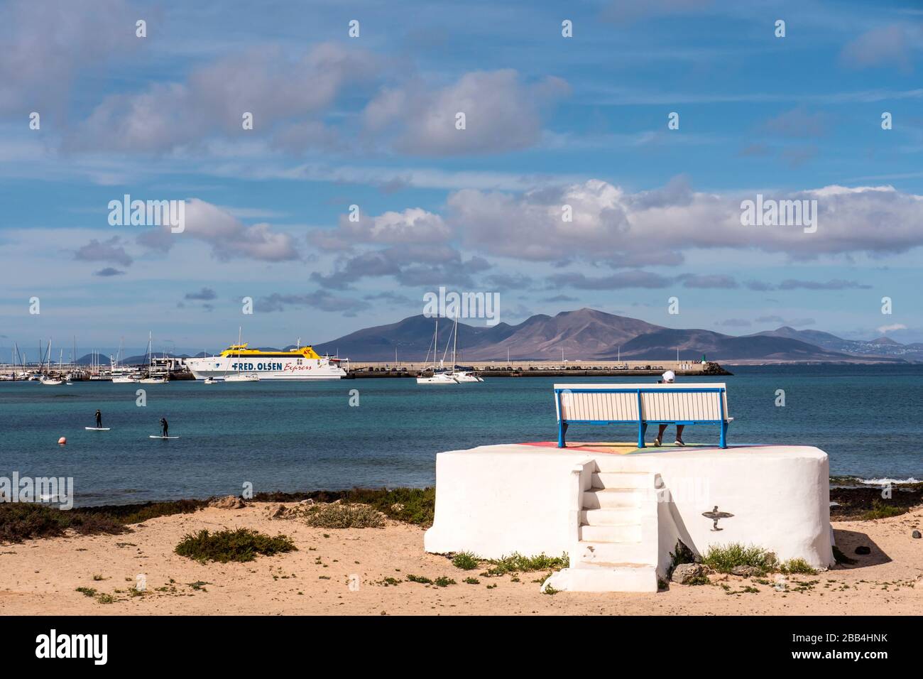 Banco en la playa mirando a Lobos Corralejo la Oliva Fuerteventura Islas Canarias España Foto de stock