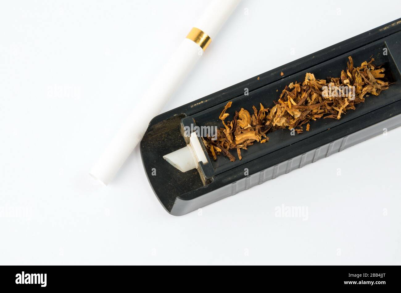 Máquina de hacer cigarrillos de tabaco en el blanco Foto de stock