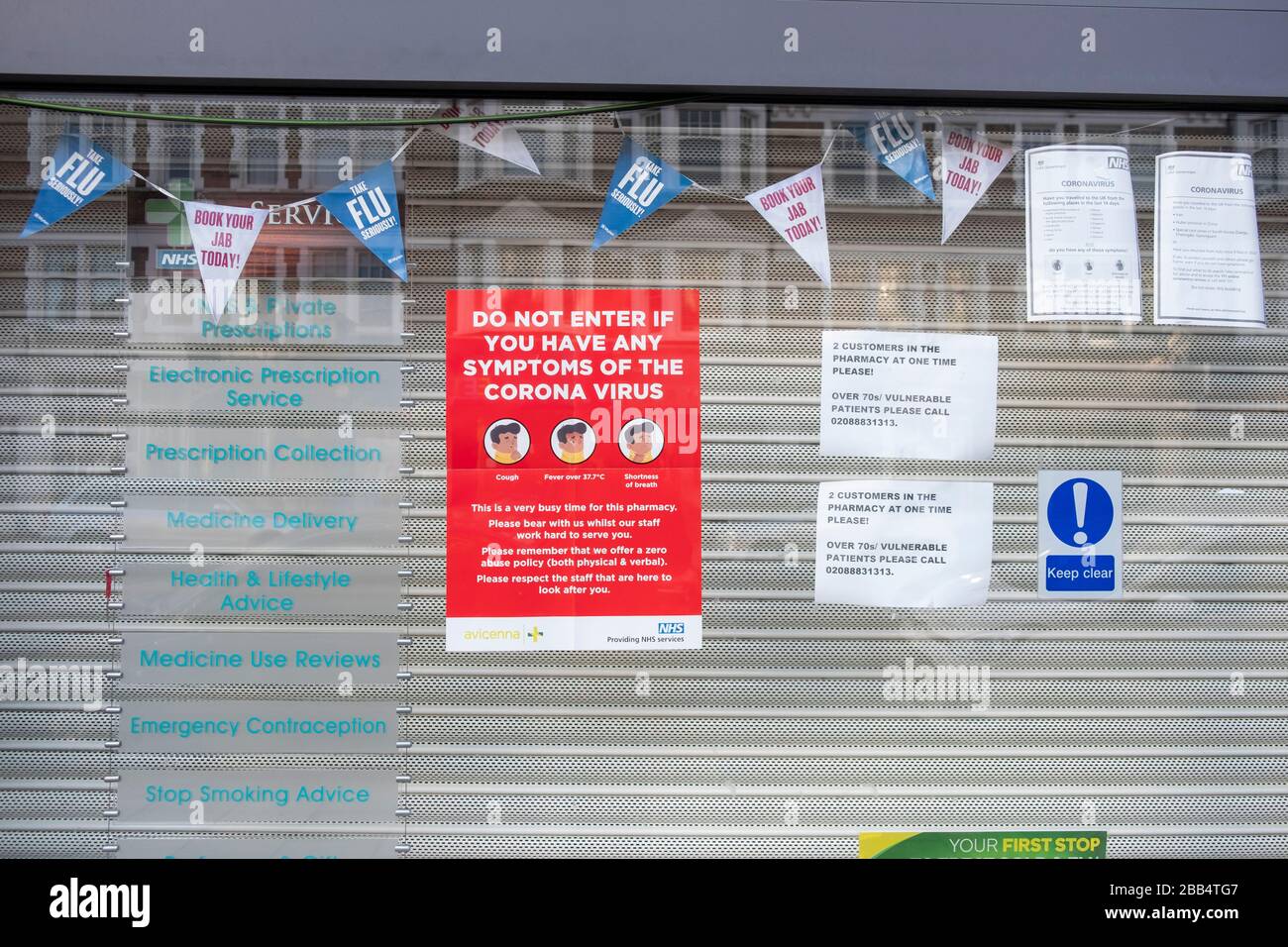 Coronavirus Covid-19 aviso en una ventana de una farmacia en Muswell Hill Londres, 29 de marzo de 2020 Foto de stock