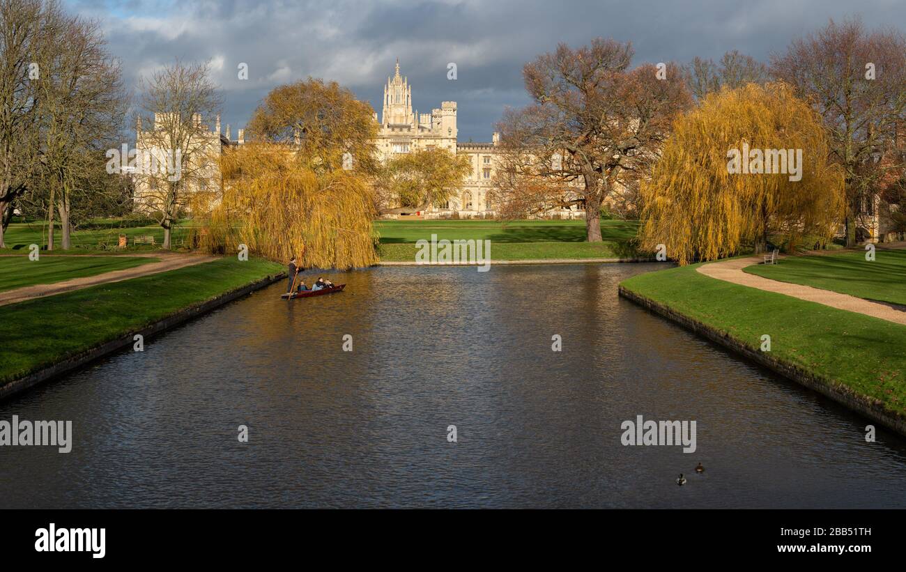 Una vista del St John's College, Cambridge, Inglaterra al otro lado del río Cam con estudiantes en un bote. Foto de stock