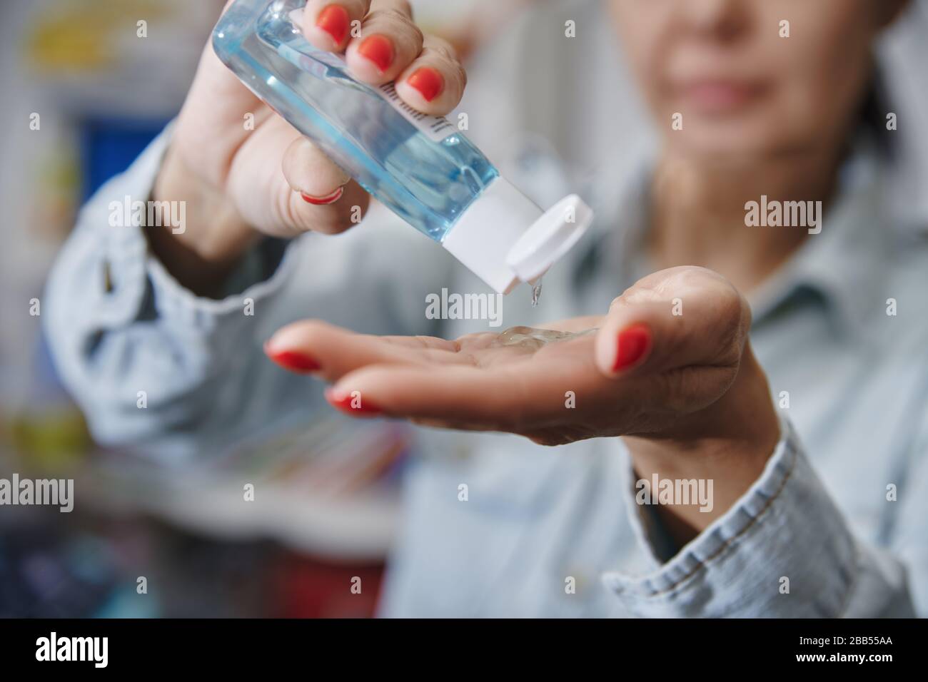 Mujer usando una loción hidratante para la desinción Foto de stock