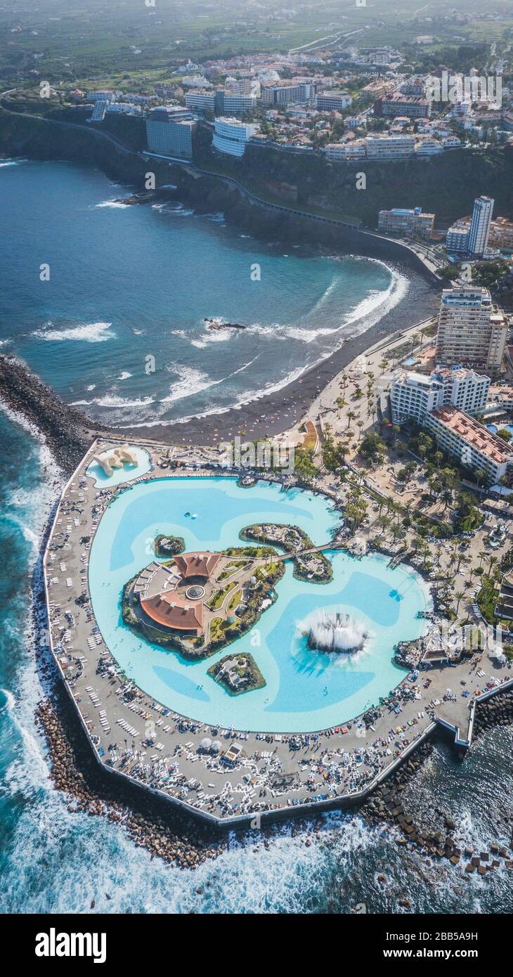 Vista aérea de piscinas de agua salada de hermoso diseño Lago Martianez en Puerto de la Cruz, Tenerife, Islas Canarias, España Foto de stock