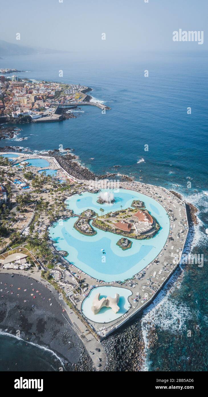 Vista aérea de piscinas de agua salada de hermoso diseño Lago Martianez en  Puerto de la Cruz, Tenerife, Islas Canarias, España Fotografía de stock -  Alamy