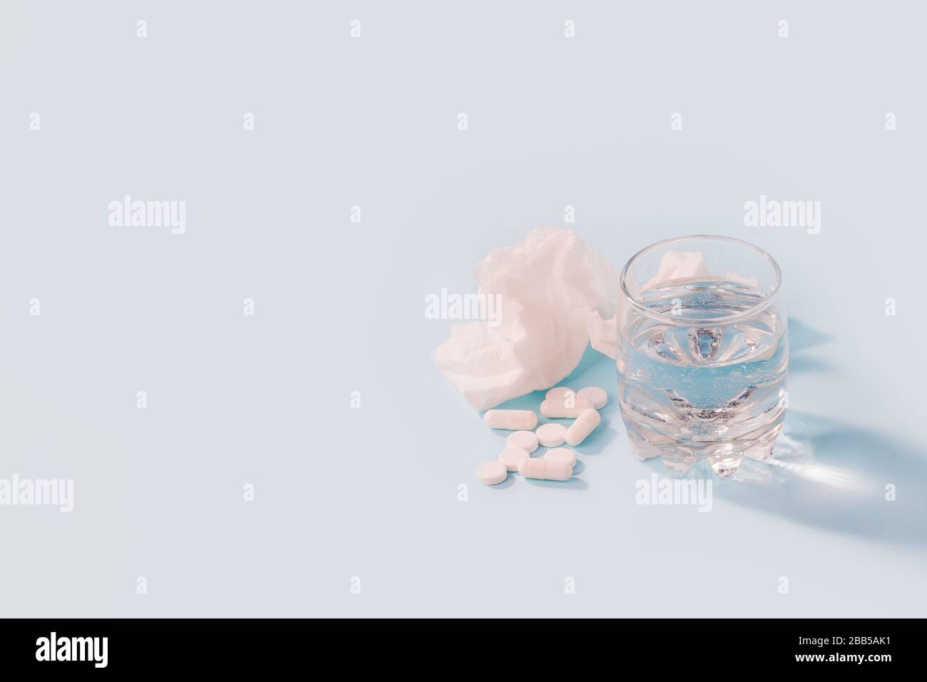 Vacunas virus de Corona antivirus Covid-19. Vaso de agua y juego de pastillas sobre fondo azul, concepto mínimo de farmacia antivirus, Prevención del Foto de stock
