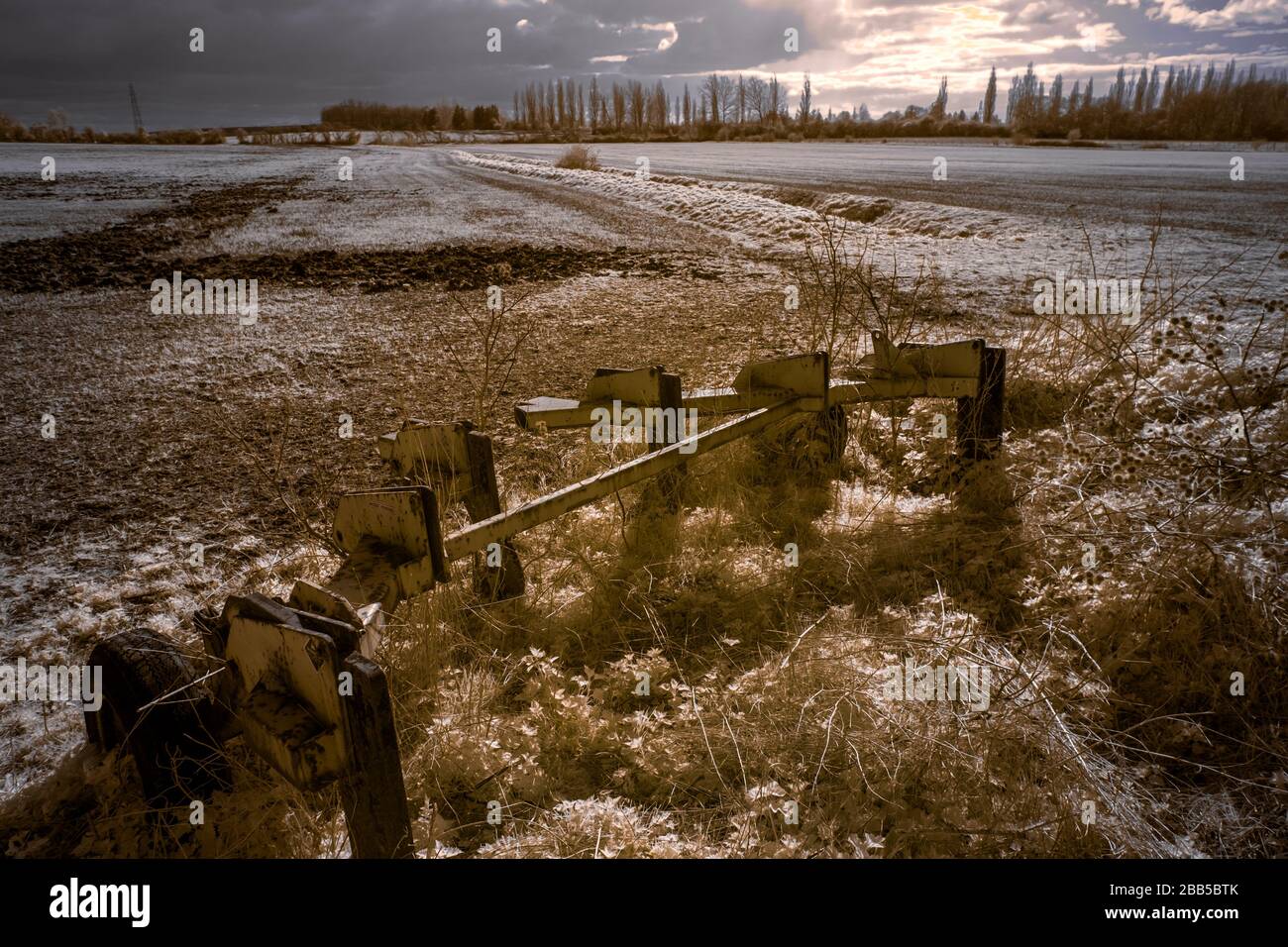 Maquinaria agrícola abandonada, imagen tomada en infrarrojo cercano (720nm), Warwickshire, Reino Unido Foto de stock