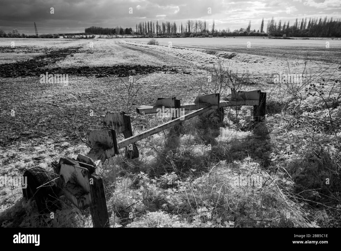 Maquinaria agrícola abandonada, imagen tomada en infrarrojo cercano (720nm), Warwickshire, Reino Unido Foto de stock