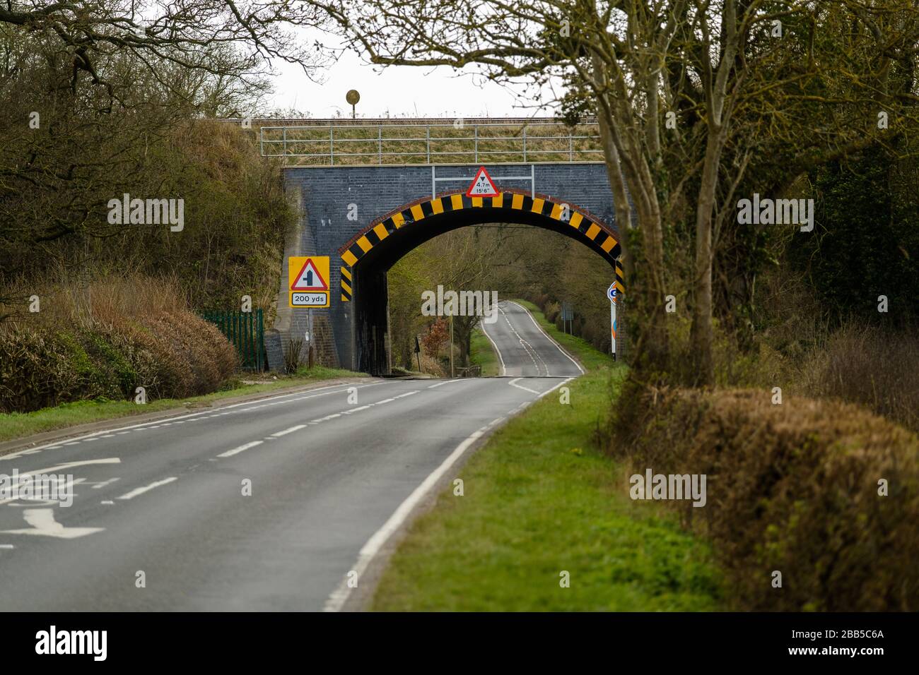 Puente de tren bajo sobre la vía Fosse a través de Warwickshire, Reino Unido Foto de stock