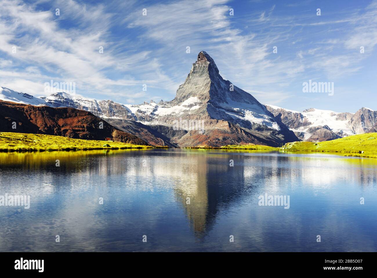 Pintorescas vistas del Matterhorn Cervino y pico lago Stellisee en los Alpes Suizos. Día de fotos con el cielo azul. Resort Ubicación Zermatt, Suiza. Fotografía paisajística Foto de stock