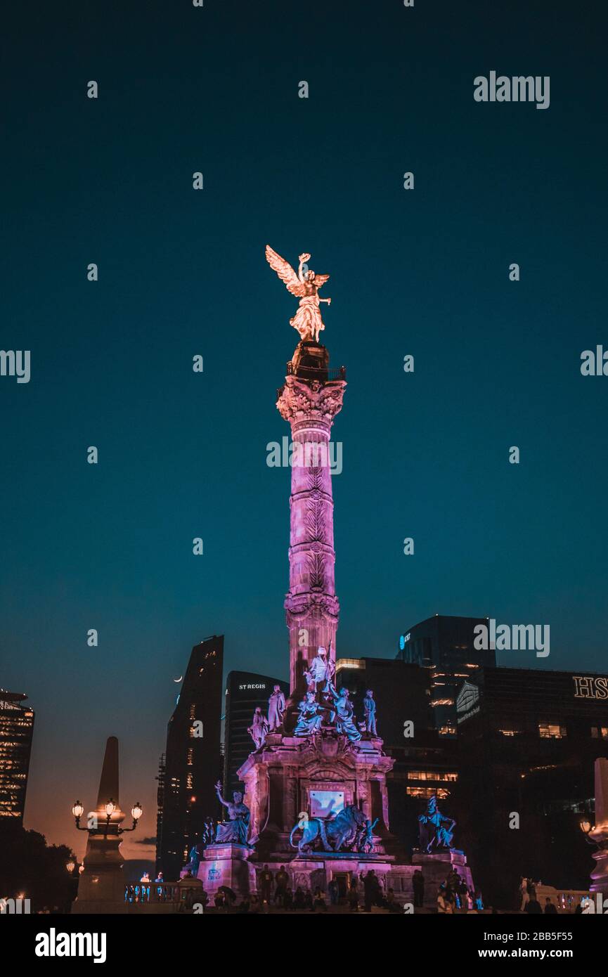 Vista nocturna de la Avenida Paseo de la Reforma y el Ángel de la Independencia en la Ciudad de México Foto de stock