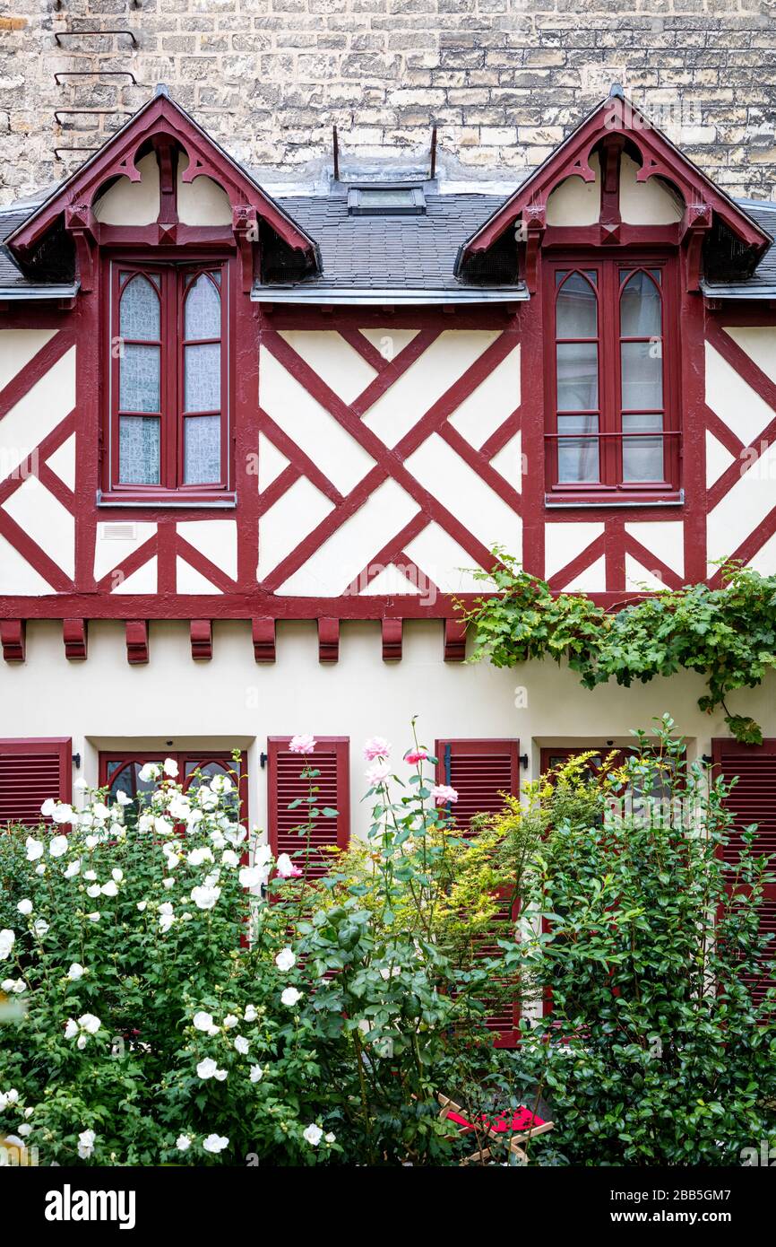 Casa de entramado de madera en los terrenos de la Église Protestante Luthérienne Saint-Jean, París, Isla de Francia, Francia Foto de stock