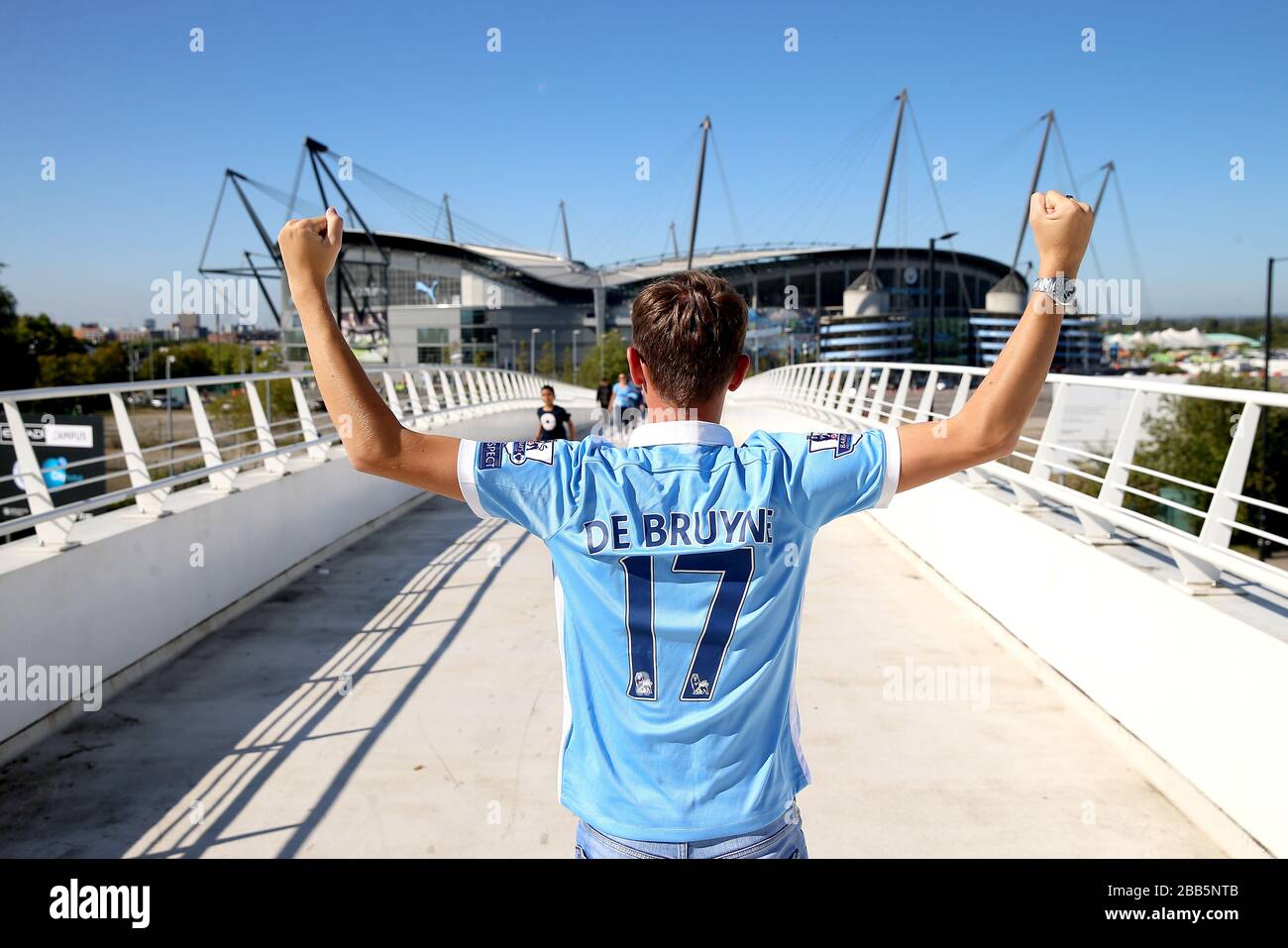 Un fan de Manchester City con una camisa Kevin de Bruyne posará para hacer una foto fuera del Etihad Stadium antes comienzo del partido Fotografía de stock - Alamy