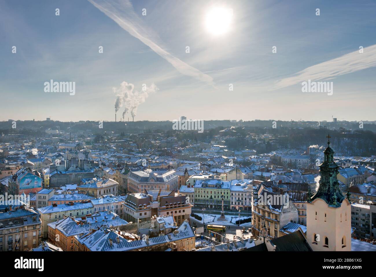 Vista panorámica de invierno del Ayuntamiento en el centro de la ciudad de Lviv, Ucrania. Edificios antiguos. Los techos cubiertos de nieve. Foto de stock