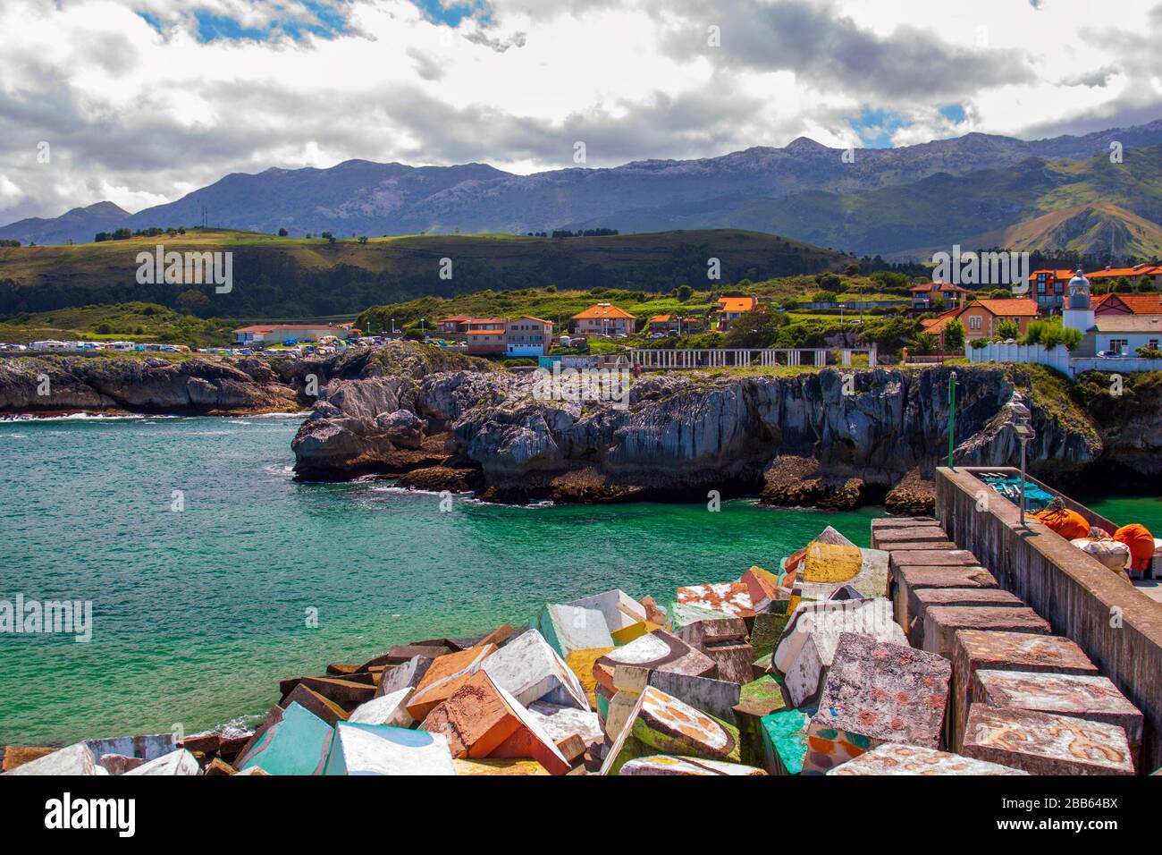 Los Cubos de la Memoria, los cubos de memoria, por Agustín Ibarrola en el puerto de Llanes, Asturias, España Foto de stock