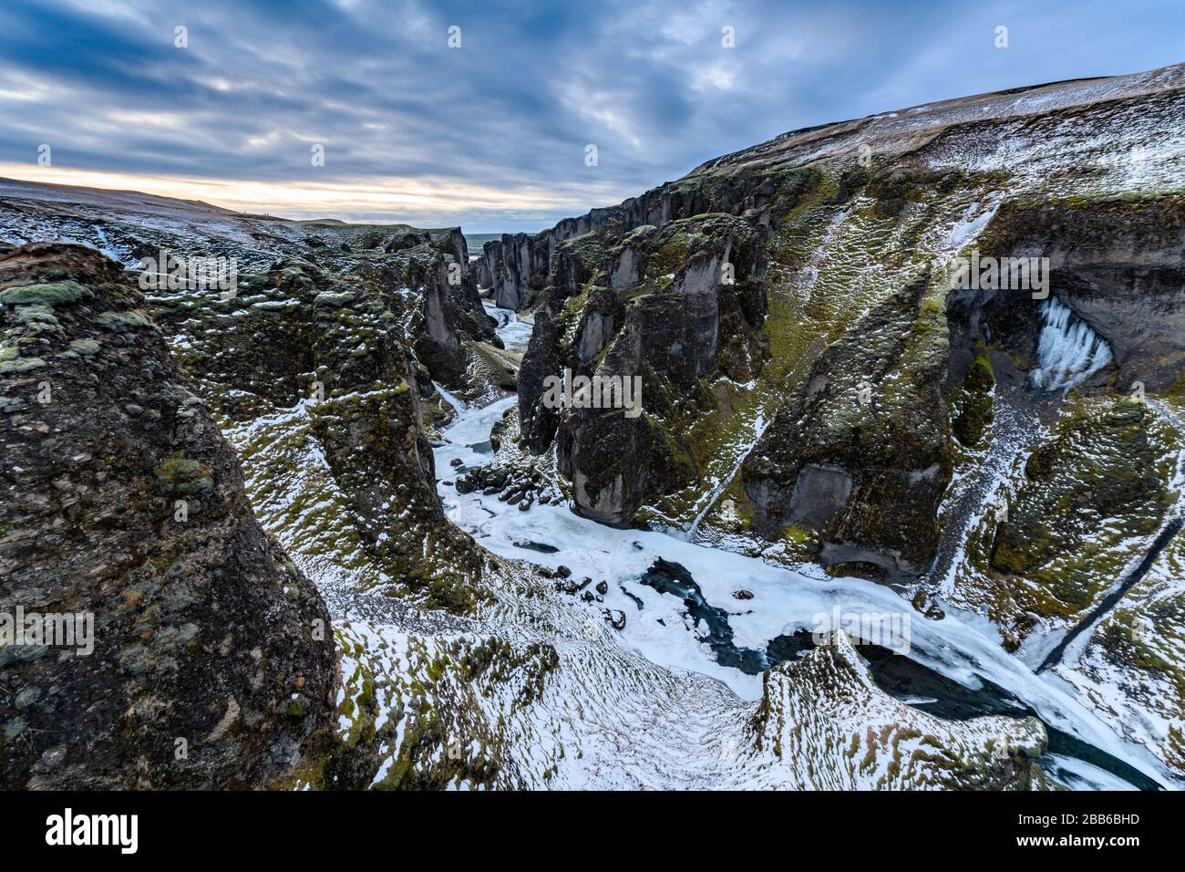 Vista aérea del cañón Fjadrargljufur en invierno, centro sur de Islandia, Islandia Foto de stock