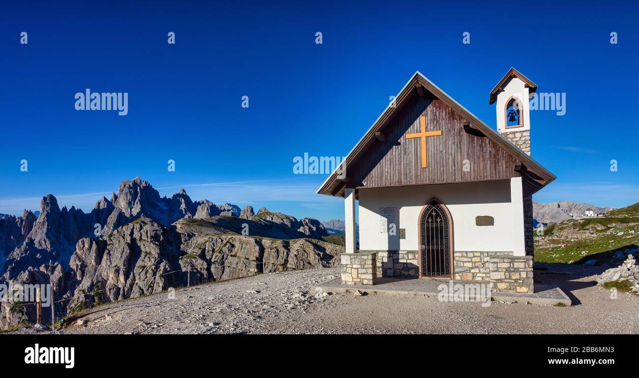 Iglesia alpina cerca del refugio Locatelli, Tre Cime di Lavaredo, Dolomitas, Italia Foto de stock