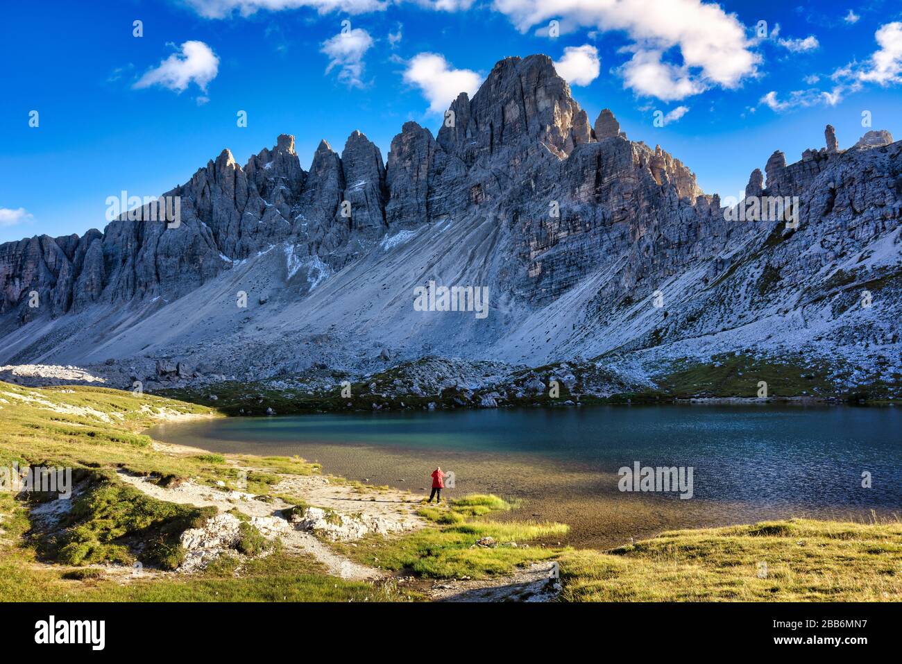 Mujer fotografiando Monte Paterno y Lago dei Piani, Tre Cime di Lavarado, Dolomitas, Italia Foto de stock