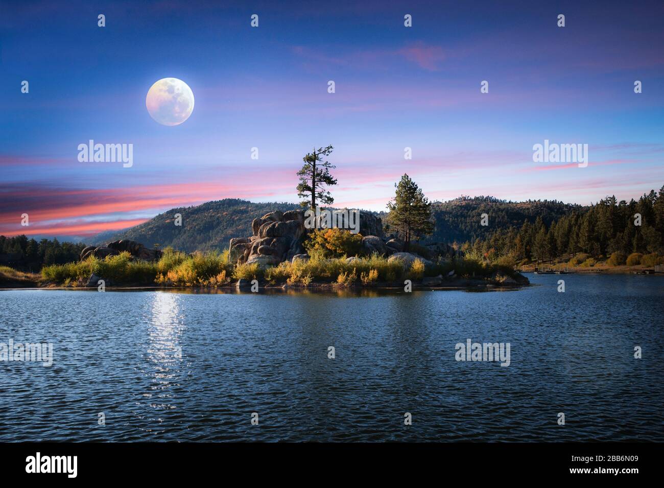 Lago Big Bear a la luz de la luna, California, Estados Unidos Foto de stock