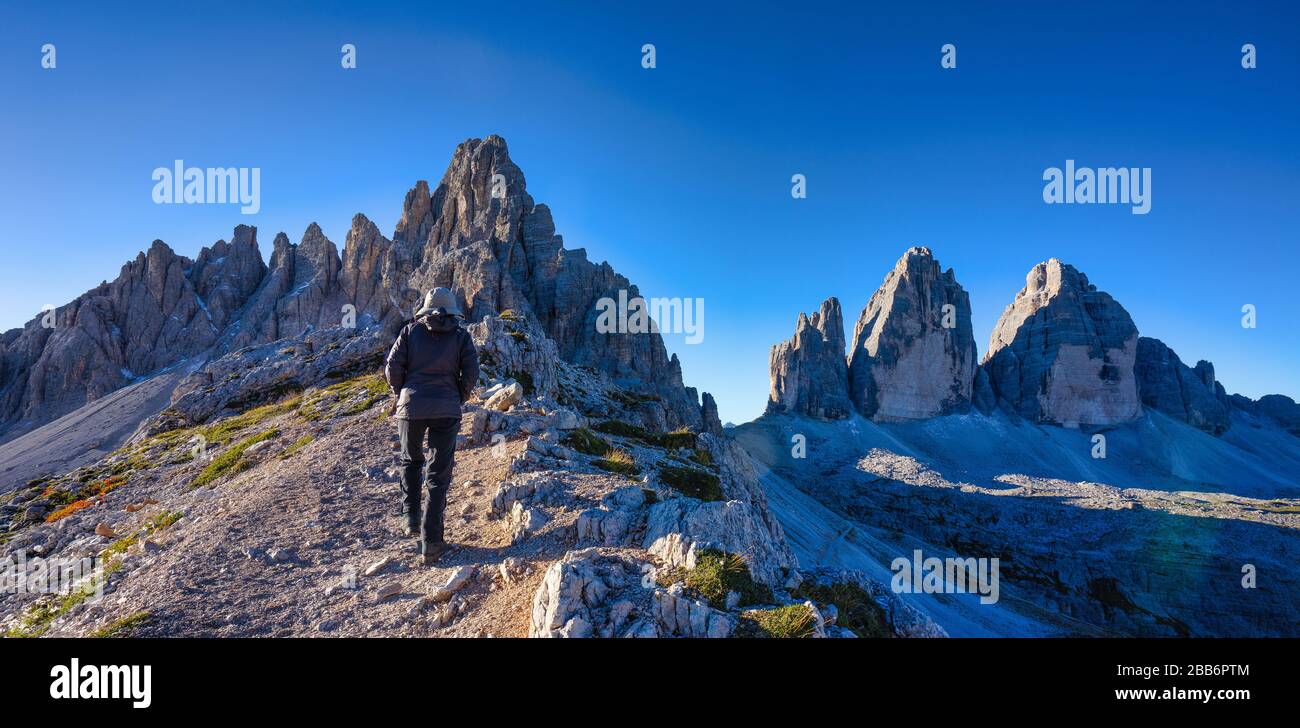 Mujer Senderismo a lo largo de un sendero, Tre Cime di Lavaredo, Dolomitas, Tirol del Sur, Italia Foto de stock