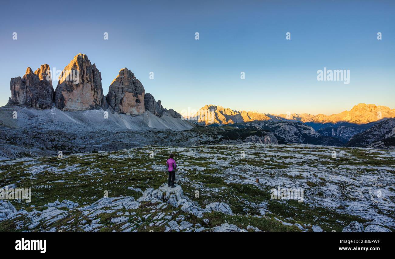 Mujer mirando al amanecer, Tre Cime di Lavaredo, Dolomitas, Tirol del Sur, Italia Foto de stock