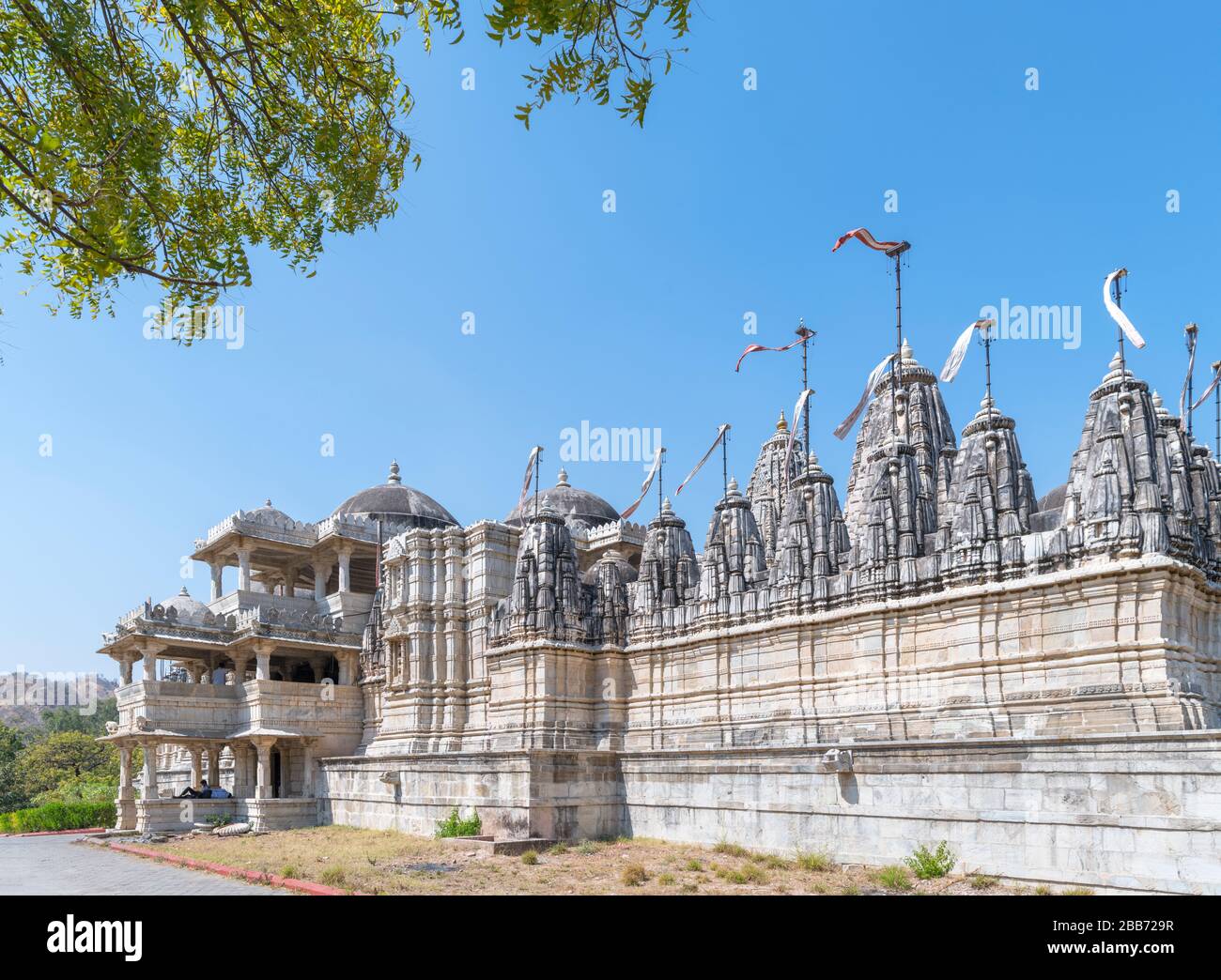 El templo de Ranakpur Jain del siglo XV (Chaumukha Mandir), Ranakpur, Rajasthan, India Foto de stock