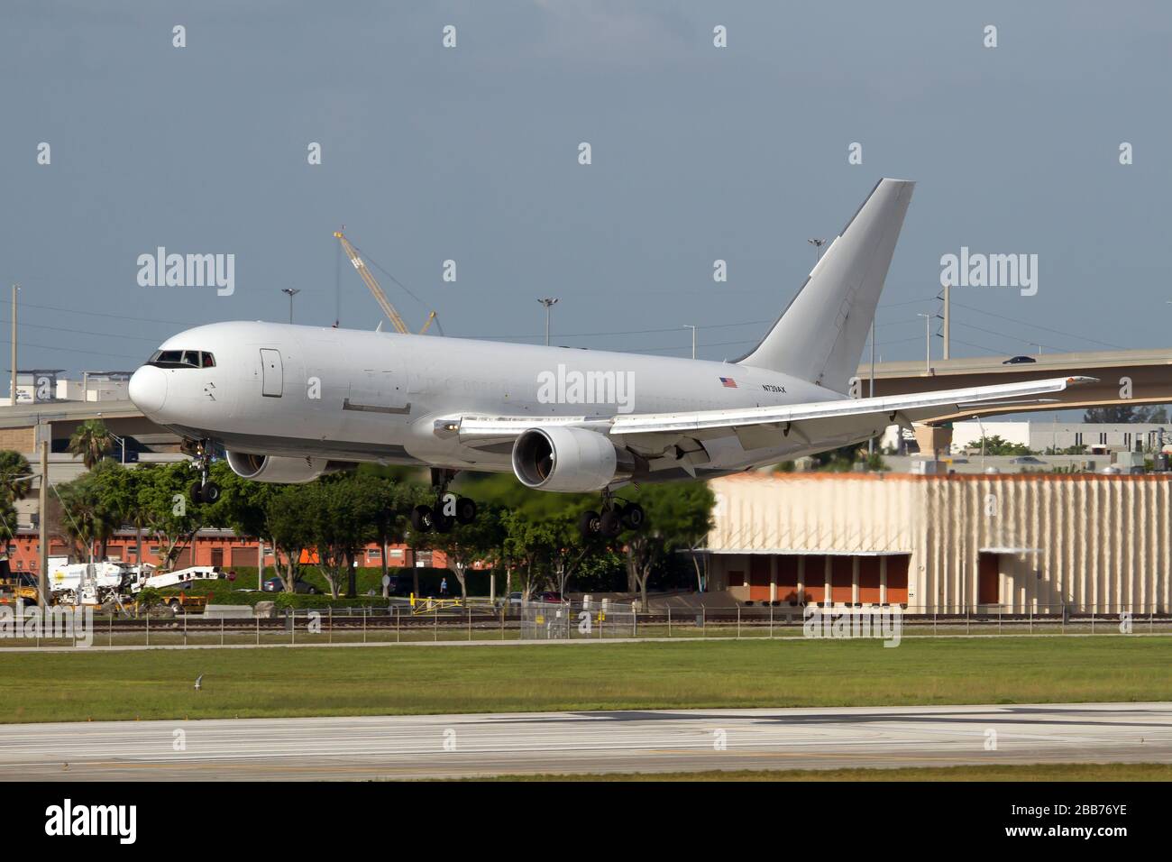 Un avión de carga Amerijet International Boeing 767-200 aterriza en el aeropuerto internacional de Miami. Foto de stock