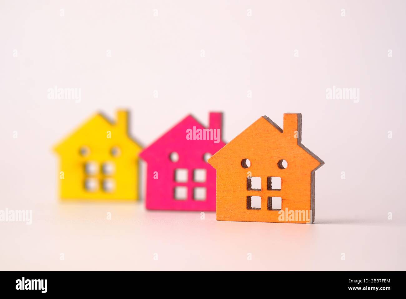 Inversión inmobiliaria y aumento de concepto de valor con casa colorida Foto de stock