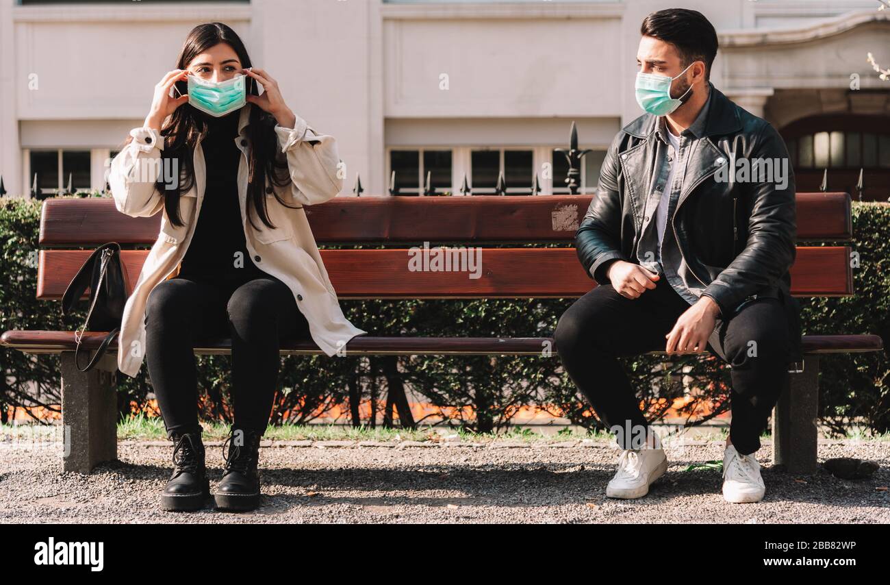 corona - covid-19 concepto de distanciamiento social imagen con tres personas usando máscaras - manténgase alejado Foto de stock