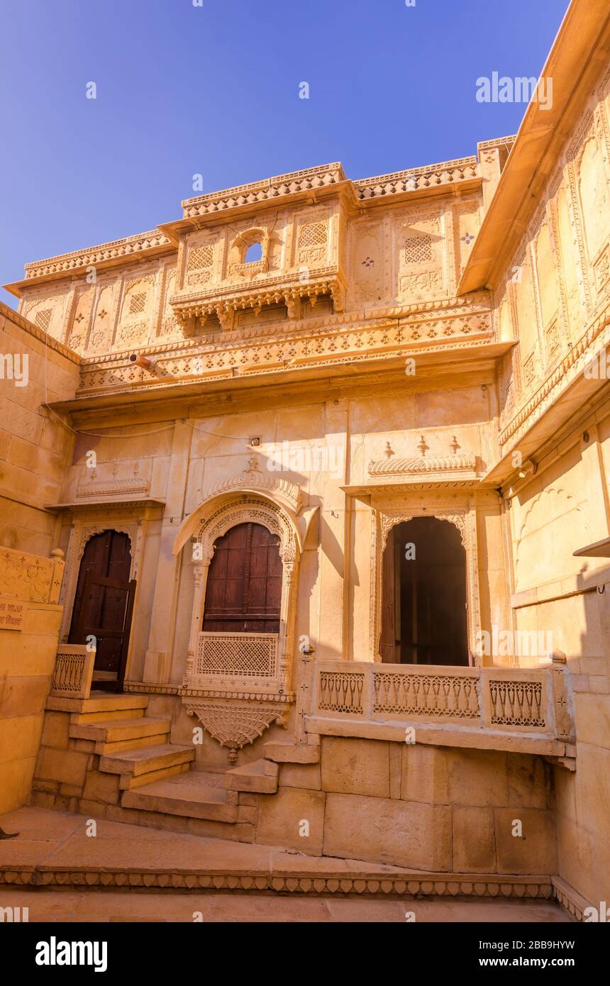 JAISALMER, INDIA – 29 DE NOVIEMBRE de 2019: Vista interior del fuerte Palacio Jaisalmer. Es un lugar declarado Patrimonio de la Humanidad por la UNESCO, también una atracción turística muy popular. Foto de stock