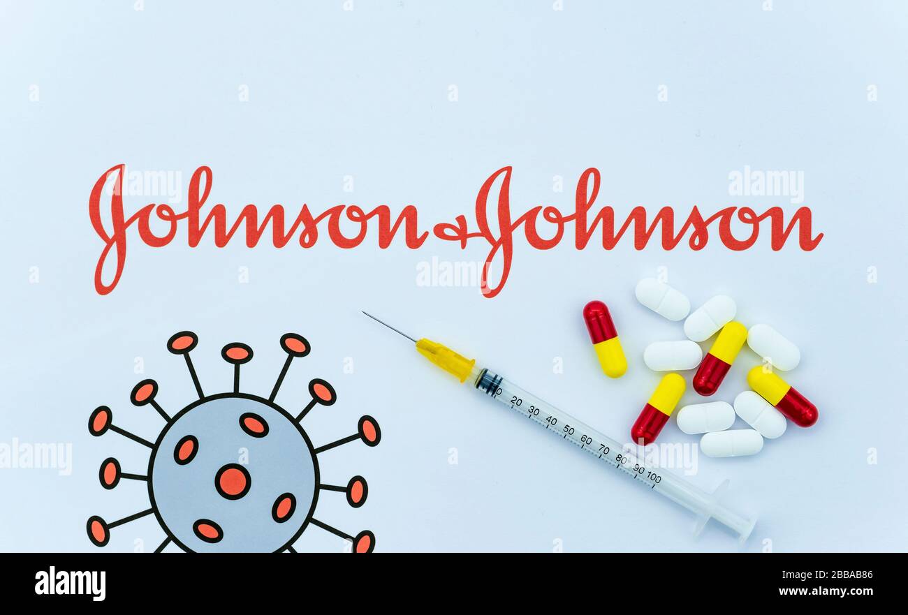 Stone / Reino Unido - Marzo 30 2020: El logotipo de Johnson & Johnson impreso como un folleto y coronavirus ilustración encima de él con jeringa y píldoras. Foto de stock