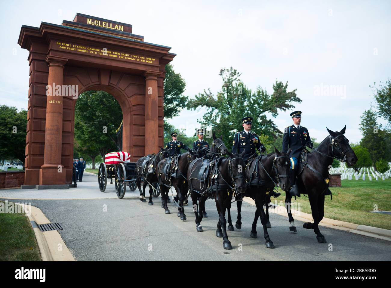 'La Guardia de honor de la Fuerza Aérea de los EE.UU., la banda de la Fuerza Aérea de los EE.UU. Y el regimiento de Infantería de los EE.UU. (La Guardia Vieja) Caisson Platoon participaron en un funeral de honor completo para el Coronel Robert Anderson de la Fuerza Aérea de los EE.UU. En la sección 55 del Cementerio Nacional de Arlington, Arlington, Virginia, 6 de octubre de 2017 Anderson, originalmente de Battle Creek, Michigan, se fue perdiendo el 6 de octubre de 1972 cuando su F-40 se estrelló en el norte de Vietnam. Sus restos fueron identificados el 22 de octubre de 1998. (EE.UU Foto del ejército de Elizabeth Fraser / Cementerio Nacional de Arlington / publicado); 6 de octubre de 2017, 13:52; Funeral de honor completo para el Coronel Robert de la Fuerza Aérea de los Estados Unidos Foto de stock