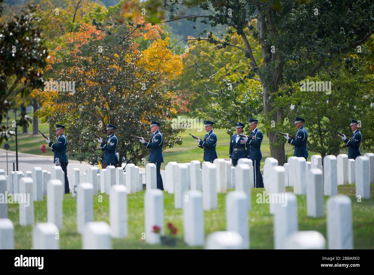 'La Guardia de honor de la Fuerza Aérea de los EE.UU., la banda de la Fuerza Aérea de los EE.UU. Y el regimiento de Infantería de los EE.UU. (La Guardia Vieja) Caisson Platoon participaron en un funeral de honor completo para el Coronel Robert Anderson de la Fuerza Aérea de los EE.UU. En la sección 55 del Cementerio Nacional de Arlington, Arlington, Virginia, 6 de octubre de 2017 Anderson, originalmente de Battle Creek, Michigan, se fue perdiendo el 6 de octubre de 1972 cuando su F-40 se estrelló en el norte de Vietnam. Sus restos fueron identificados el 22 de octubre de 1998. (EE.UU Foto del ejército de Elizabeth Fraser / Cementerio Nacional de Arlington / publicado); 6 de octubre de 2017, 14:13; Funeral de honor completo para el Coronel Robert de la Fuerza Aérea de los Estados Unidos Foto de stock