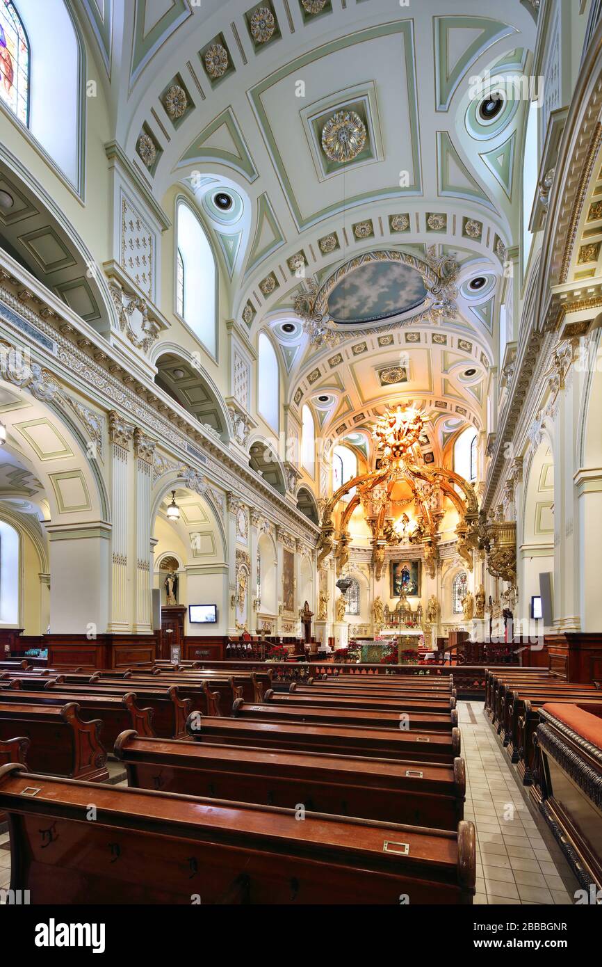 Nave y altar en la Catedral-Basílica de Notre Dame de Quebec, Quebec, Canadá Foto de stock