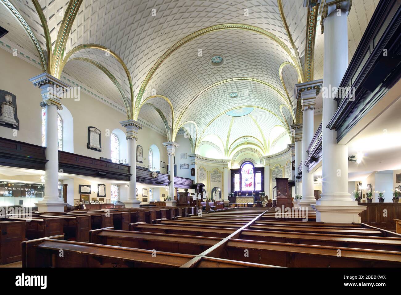 Nave y altar en la Catedral de la Santísima Trinidad en la ciudad de Quebec, Quebec, Canadá Foto de stock