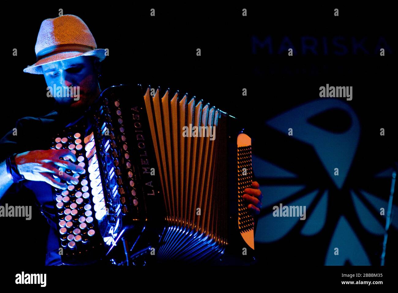 Inglés: Luis Herrero tocando acordeón; 17 de febrero de 2013, 16:36:25;  Mika Heittola; Mika Heittola; ' Fotografía de stock - Alamy