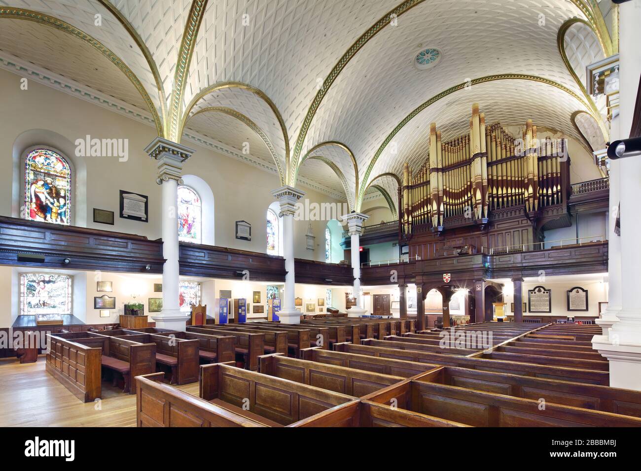 Nave y galería sobre la que se encuentra un órgano Casavant en la Catedral de la Santísima Trinidad, Ciudad de Quebec, Quebec, Canadá Foto de stock