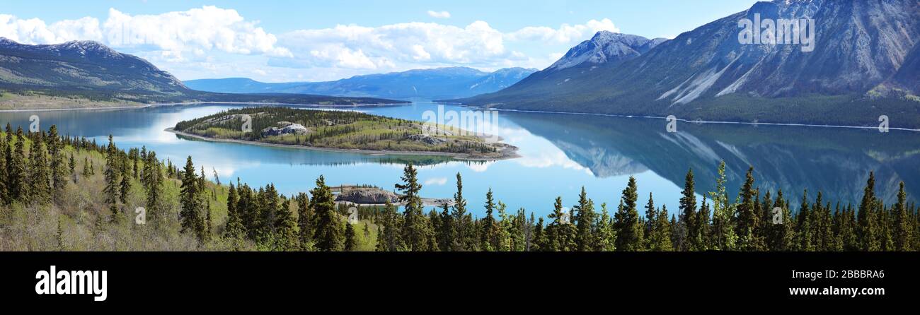 Isla Bove en el lago Taish, vista desde la autopista Klondike, territorio de Yukon, Canadá Foto de stock