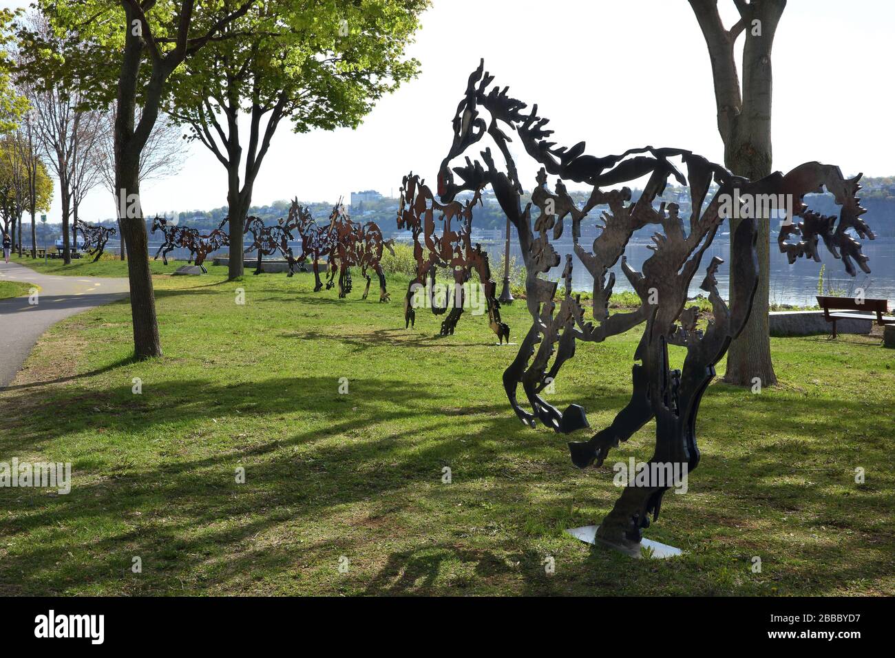 Ocho caballos de acero de tamaño real del escultor Joe Fafard, titulado 'do Re Mi Fa Sol la Si do'', cada uno con recortes que representan escenas y figuras del pasado de Quebec. Parque Notre-Dame-de-la-Garde, bulevar Champlain, Ciudad de Quebec, Quebec, Canadá Foto de stock