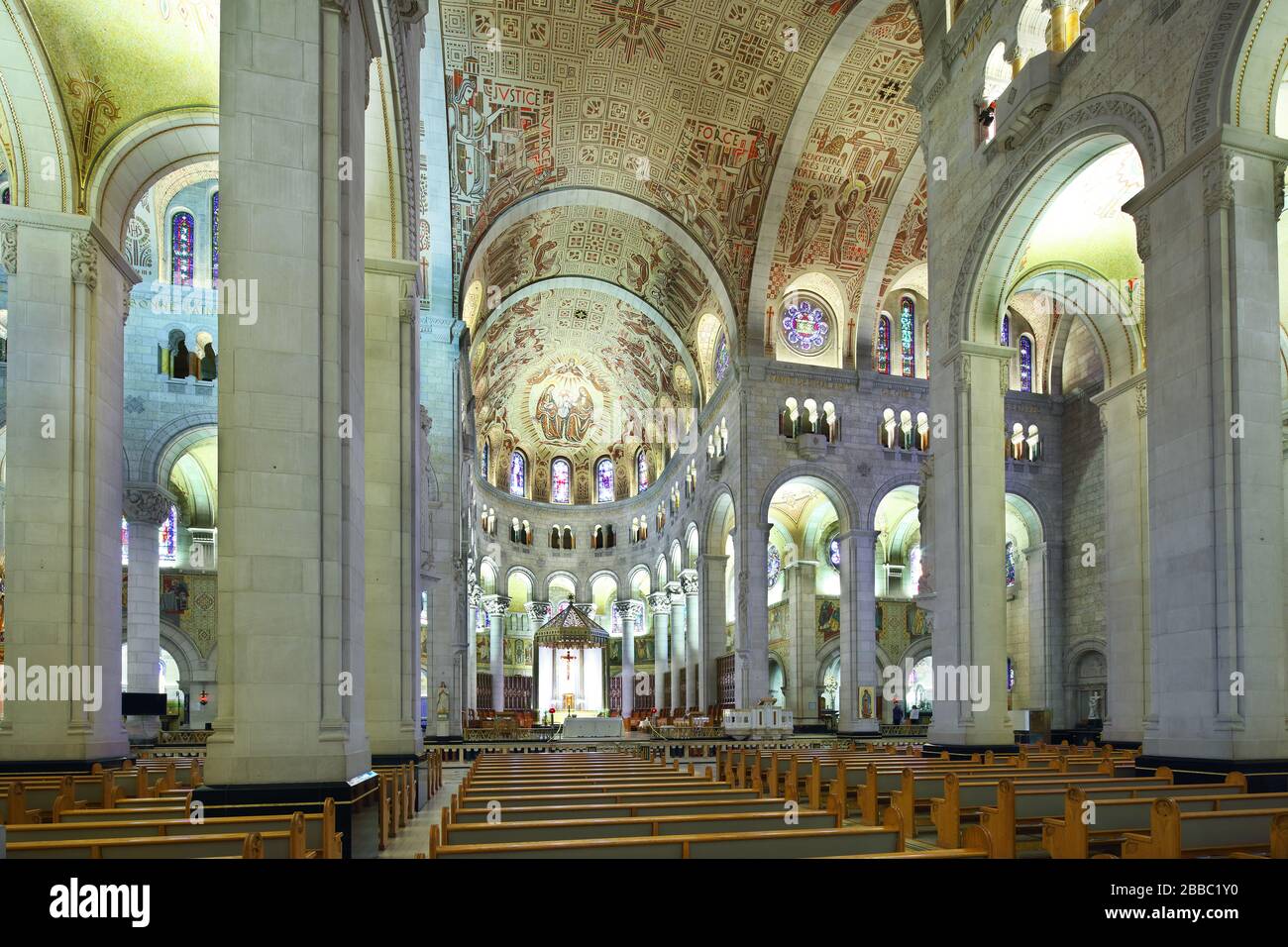 Nave y altar en la Basílica de Sainte-Anne-de-Beaupre, Sainte-Anne-de-Beaupre, Quebec, Canadá Foto de stock