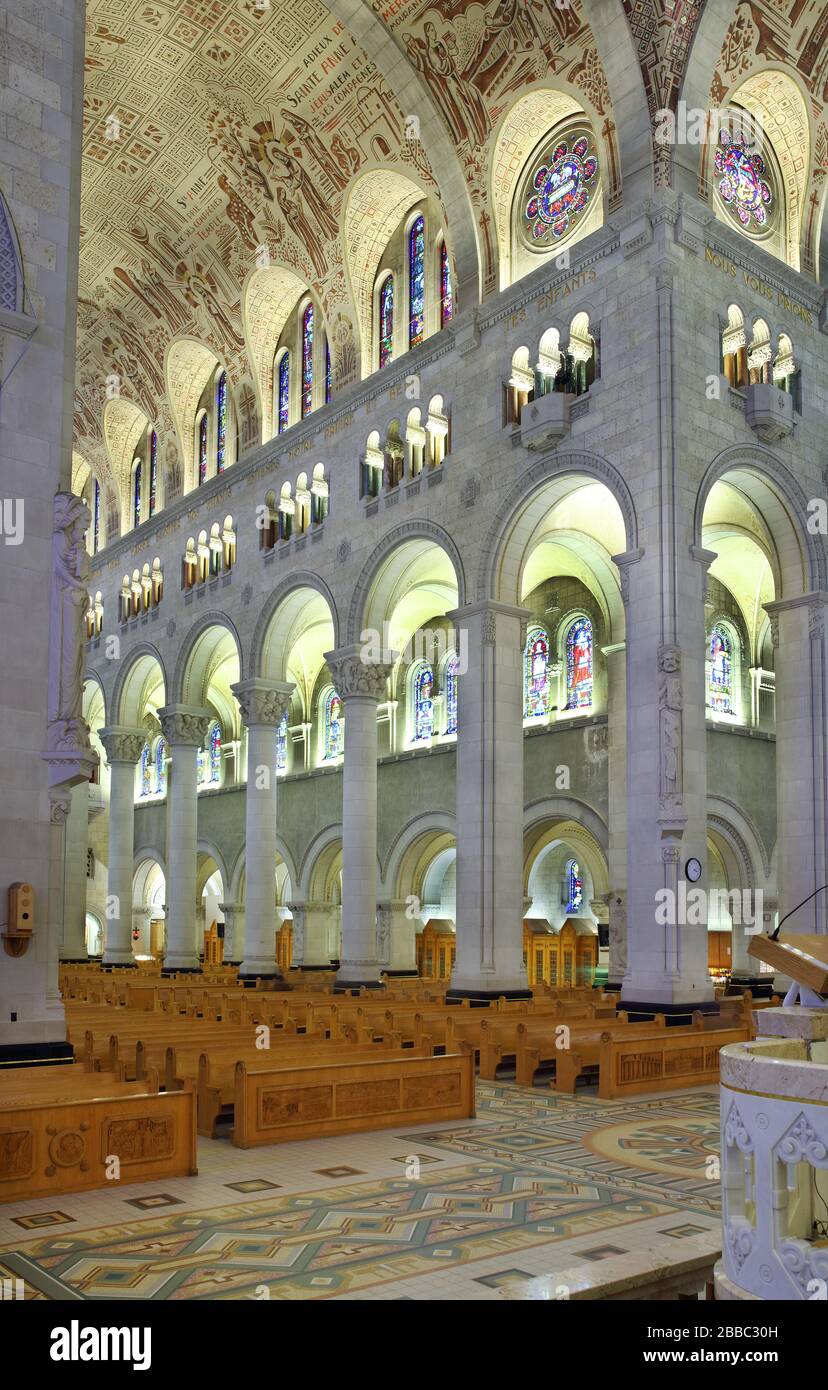 Fila de pilares entre el pasillo interior norte y la nave en la Basílica de Saint-Anne-de Beaupre, Sainte-Anne-de-Beaupre, Quebec, Canadá Foto de stock