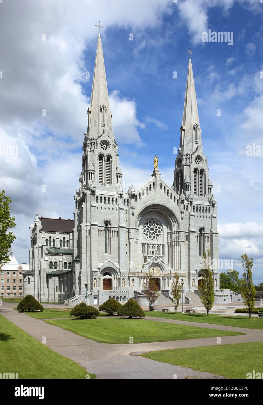 Fachada de la Basílica de Sainte-Anne-de-Beaupre, Sainte-Anne-de-Beaupre, Quebec, Canadá Foto de stock