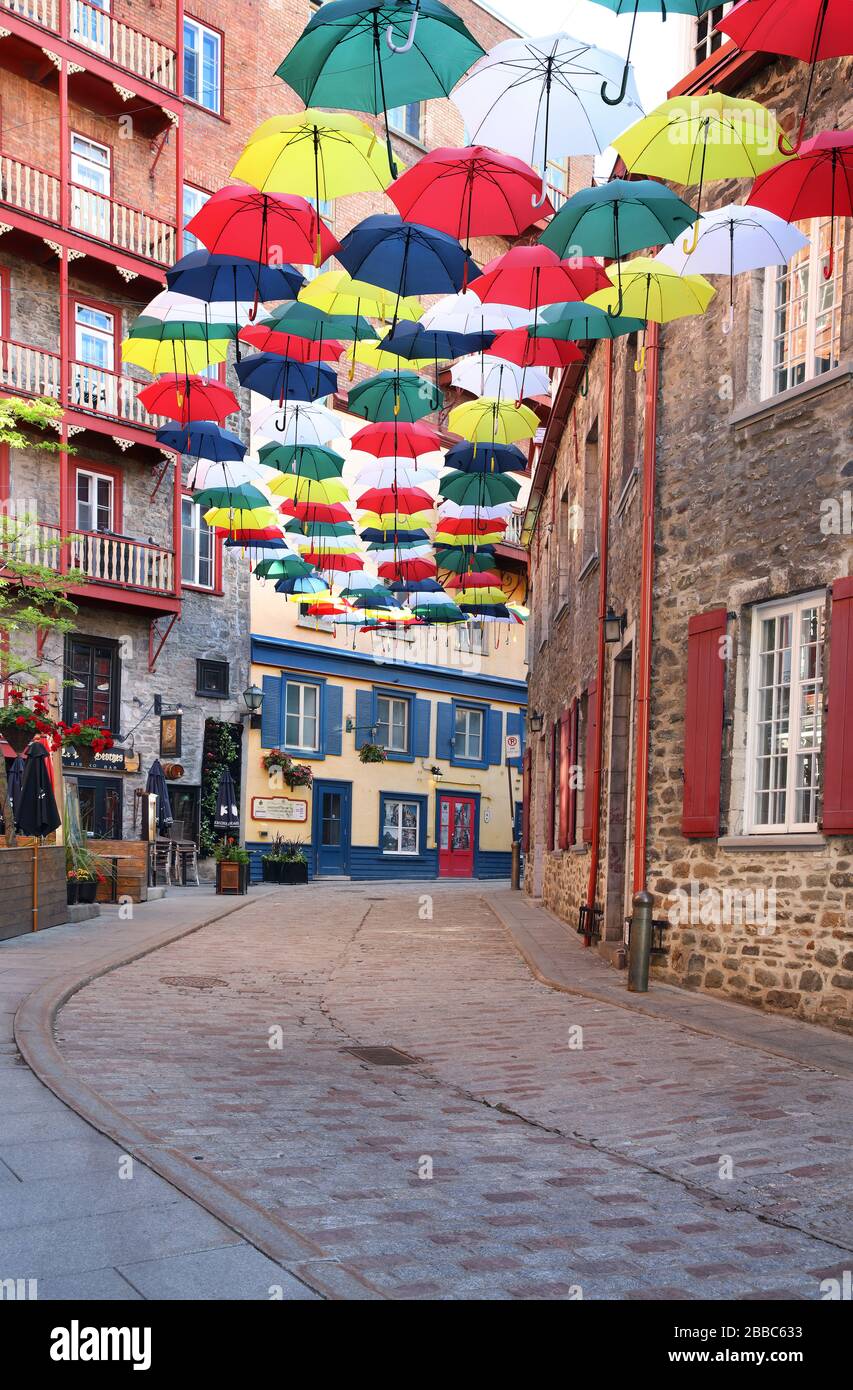 Varias docenas de sombrillas multicolores suspendidas sobre rue du cul-de-sac (Dead End St.) en la Ciudad Baja de la Ciudad Vieja de Quebec, Quebec, Canadá Foto de stock